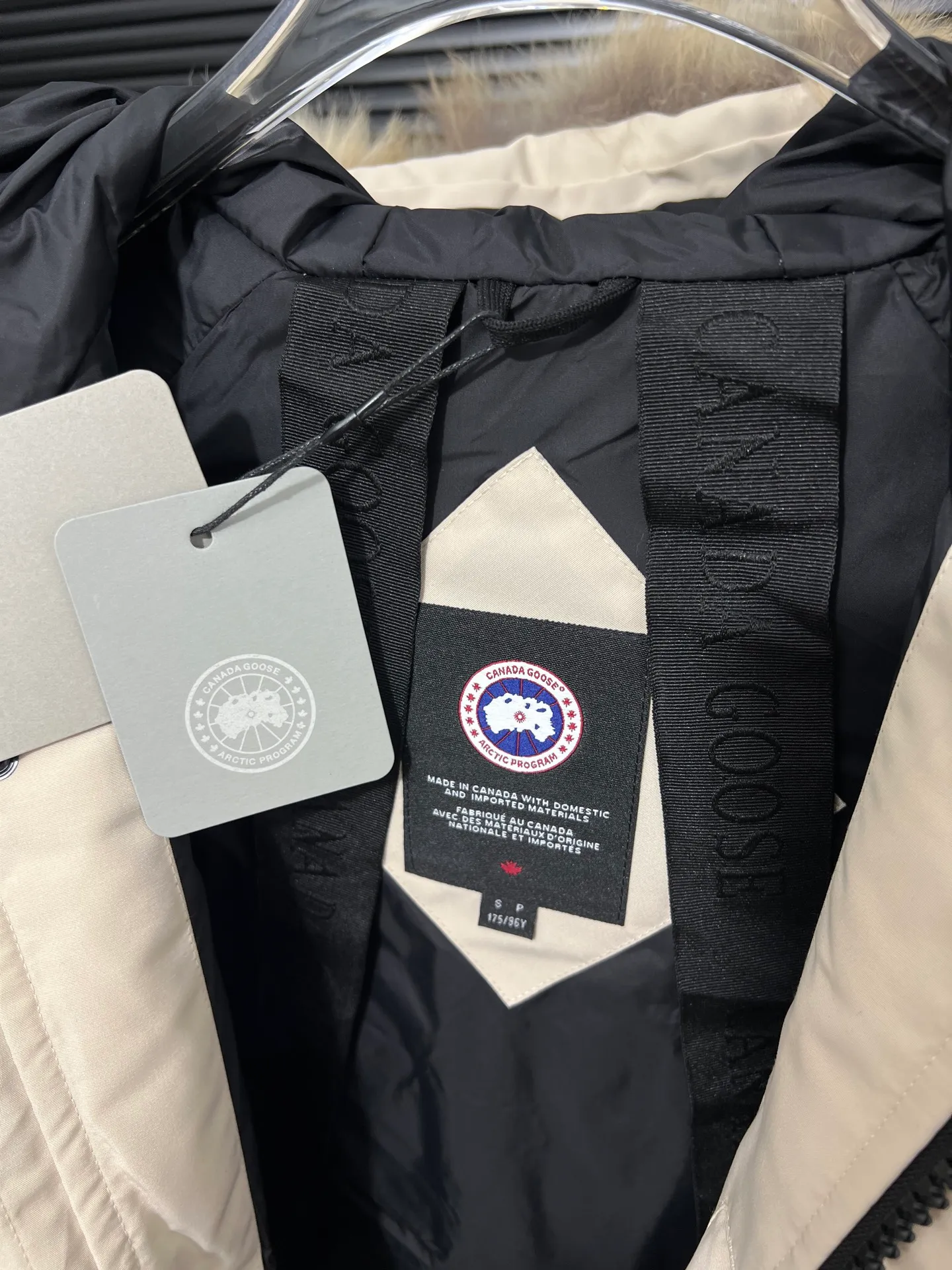 P720 🆕Top version! Comes with a tote bag! Chip version💰𝑪𝒂𝒏𝒂𝒅𝒂 𝑮𝒐𝒐𝒔𝒆/Canada Goose Chilliwack Goose 01 bomber jacket down! The top original replica version refers to the highest version in China currently (there is no one) ⚠️Note: There is no foundry in China! ! ! Saying it is original order, ZP goods, pure original goods, etc. is just a gimmick by some peers. Do not be deceived!  ⚠️Note: The latest version of this year’s authentic product has a strap (the latest version can be bought at the newly opened Galeries Lafayette Canada Goose counter in Beijing) ⚠️Note: (The authentic product does not have blue wash marks this year) Version comparison introduction 1⃣️Top replica: Made of 18-count polyester-cotton blended fabric imported from South Korea (authentic synchronized fabric), national standard 90 white duck down, western Canadian coyote hair 2⃣️Mid-range version: Made of domestically produced 21-count polyester-cotton fabric, 50% standard white duck down, Eastern Canada coyote hair, top original goose analysis Analysis 1 (wolf hair): All customers are guaranteed to receive a fur collar that is grayer than the original color. Each wolf hair is 55cm long and 14cm wide, all made from wild first-grade gray wolf skins in western Canada! Analysis 2 (Trademark): We use dyed embroidery thread to truly achieve 100% reproduction of the trademark, ensuring that the embroidery thread is exactly the same as ZP, with zero color difference and 100% reproduction of the map letters! (We can guarantee that no one in our industry is more attentive and professional than us!) Analysis 3 (fabric): As we all know, the Canada Goose ZP fabric in previous years was a 21-count polyester-cotton washed, calendered and brushed fabric that was relatively hard. Last year and this year, dozens of authentic products purchased were all made of 18-count pure cotton fabrics, and we finally decided to use 18-count polyester cotton! (ZP synchronized fabric) Analysis 4 (Accessories): Domestic exclusive version of Velcro, one to one Y-shaped double hook original Velcro, YKK zipper, exclusive original workmanship of washed threaded down jacket!  Authentic products are not 100% perfect and flawless. Authentic products also have velvet hair loss, and most of the authentic wolf fur is mainly eastern yellow wolf fur. (Because our wolf skins are all auctioned at the same auction house as authentic products) There is an auction list to prove it.  At the same time, I will teach you a trick: buy an authentic product from Tmall, buy a piece of clothing from a merchant you trust at the same time, and come back to compare the details. ⚠️ Remember you get what you pay for! Don't be greedy for small gains, or you will suffer big losses! Color: Black Navy Beige Graphite Gray Royal Blue Size: XS S M L 54 120 84 79 140-160 XL 56 124 86 81 160-180 XXL 58 128 88 83 180-200